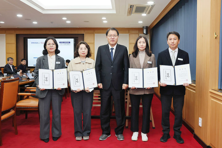[창원=뉴시스] 강경국 기자 = 6일 경남 창원시청 시정회의실에서 2월 이달의 우수공무원 표창 수여식이 열린 가운데 장금용 시장 권한대행이 수상자들과 기념촬영을 하고 있다. (사진=창원시청 제공). 2026.03.06. photo@newsis.com *재판매 및 DB 금지
