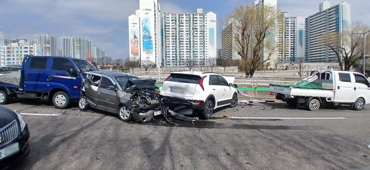 [대구=뉴시스] 지난 5일 오후 1시13분께 대구 북구 칠성동1가 신천대로 칠성교에서 동신교 방향 도로에서 4중 추돌사고가 발생했다. (사진=대구북부소방서 제공) 2026.03.06. photo@newsis.com *재판매 및 DB 금지