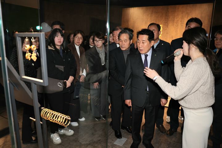 [양산=뉴시스] 삽량 위대한 양산 개막식 참석자들이 전시관을 둘러보고 있다. (사진=양산시 제공) 2026.03.06. photo@newsis.com *재판매 및 DB 금지