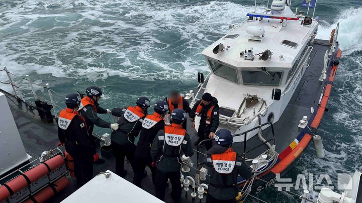 [제주=뉴시스] 5일 오후 제주 추자도에서 그물에 걸려 부상을 입은 보행자가 해경에 의해 본섬으로 이송되고 있다. (사진=제주해양경찰서 제공) 2026.03.06. photo@newsis.com