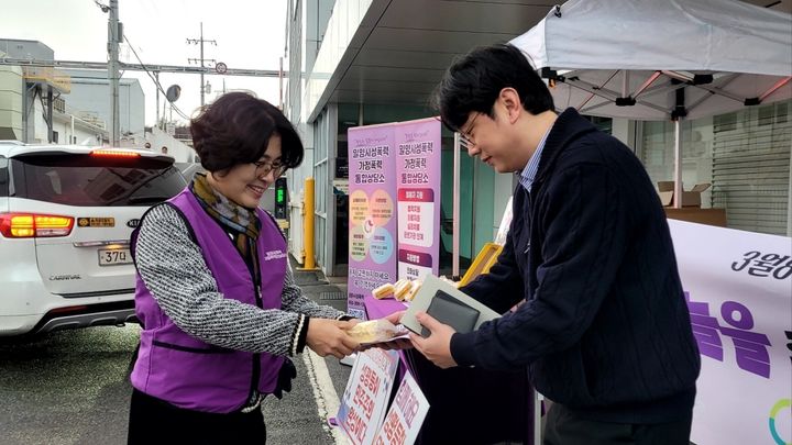 [밀양=뉴시스] 손순미 여성가족과장이 한국카본 1공장 근로자에게 빵과 장미를 전달하고 있다. (사진= 밀양시 제공) 2026.03.06. photo@newsis.com *재판매 및 DB 금지