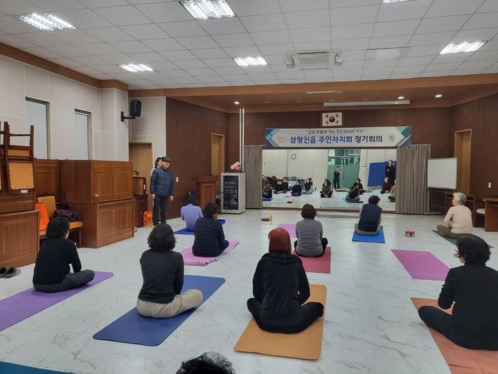 [밀양=뉴시스] 삼랑진읍 주민자치 프로그램 요가를 진행하고 있다. (사진= 밀양시 제공) 2026.03.06. photo@newsis.com *재판매 및 DB 금지
