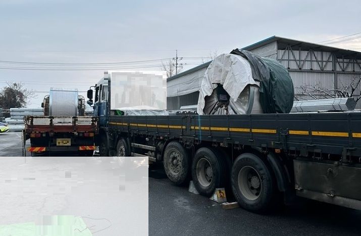 [당진=뉴시스] 6일 오전 6시59분께 충남 당진시 순성면 중방리의 한 철 구조물 생산공장에서 40대가 25t화물차와 카고트럭 사이에 낀 사고 현장 모습. (사진=당진소방서 제공) 2026.03.06. photo@newsis.com *재판매 및 DB 금지