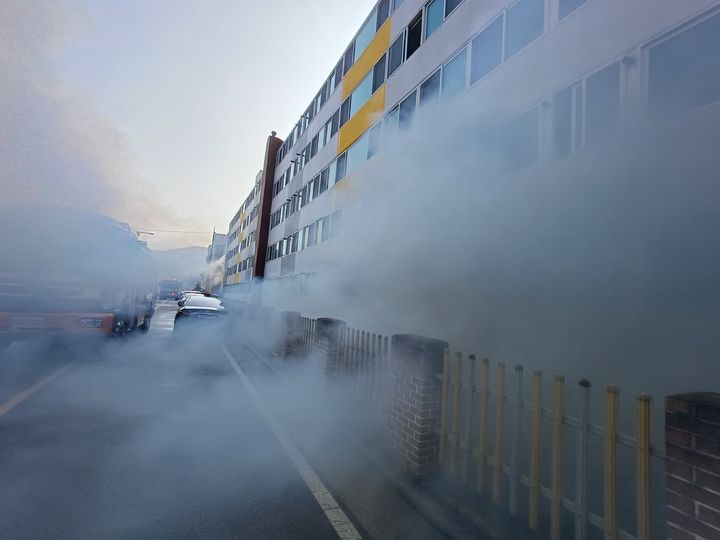 [장성=뉴시스] 6일 오전 9시52분께 장성군 한 5층 규모 아파트 1층 세대에서 불이 나 화재 현장에서 80대 여성 1명이 숨진 채 발견됐다. (사진=전남소방 제공) 2026.03.06. photo@newsis.com *재판매 및 DB 금지