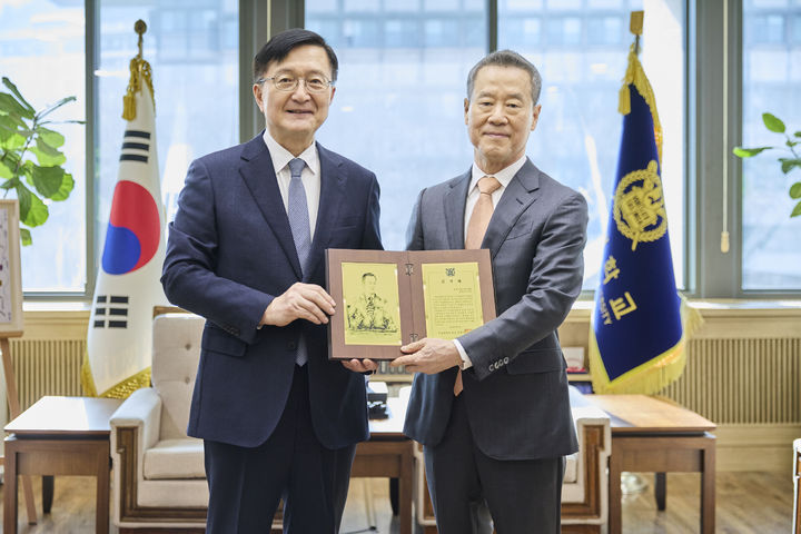 홍선근 KEF 이사장, '인재양성' 기부 공로로 서울대 감사패 받아 - 뉴스 썸네일 이미지