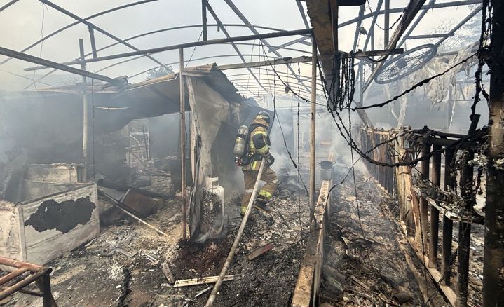 축사 화재 진화하는 단양소방서 *재판매 및 DB 금지