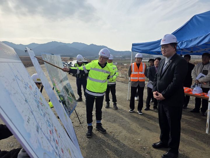 [광주=뉴시스] 초대 전남광주특별시장 출마 예정자인 더불어민주당 정준호(광주 북구갑) 의원은 6일 오전 광주 서부농수산물도매시장 인근 광주~강진 고속국도 건설 현장을 직접 점검하면서 '통합 교통망 확충 계획'을 발표했다. (사진=정준호 의원실 제공) 2026.03.06. photo@newsis.com *재판매 및 DB 금지