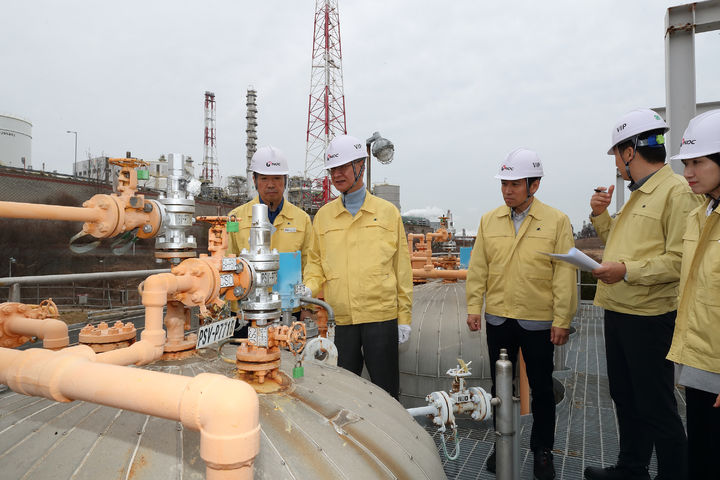 [세종=뉴시스] 손주석 한국석유공사 사장(왼쪽에서 두번째)이 6일 울산 석유비축기지 현장을 방문해 석유수급 위기상황에 대비한 비축유 방출 대비 태세를 점검하고 있다. (사진=석유공사 제공) 2026.03.06. photo@newsis.com *재판매 및 DB 금지
