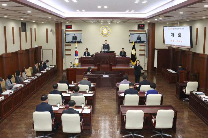 [광명=뉴시스]이지석 광명시의회 의장이 6일 광명시의회 제298회 임시회 제2차 본회의를 주재하고 있다.(사진=광명시의회 제공)2026.03.06.photo@newsis.com *재판매 및 DB 금지