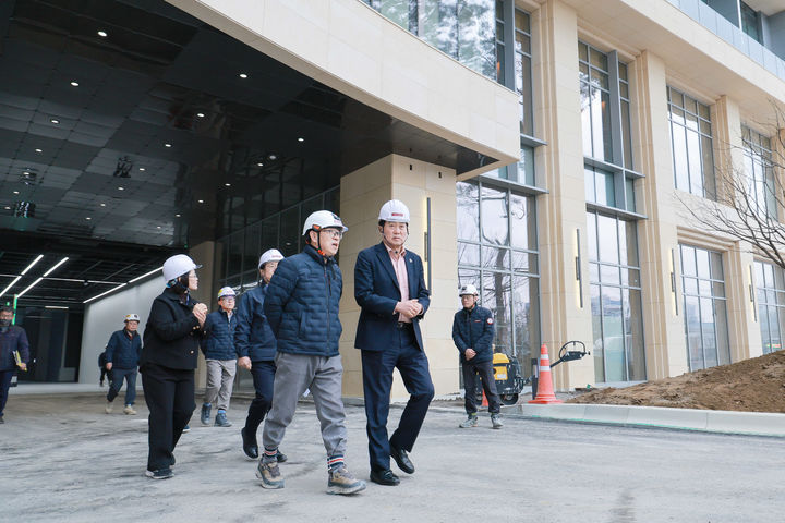 [군포=뉴시스]하은호 군포시장이 6일 군포역 트리아츠 지식산업센터 건립현장을 둘러보고 있다.(사진=군포시 제공)2026.03.06.photo@newsis.com *재판매 및 DB 금지