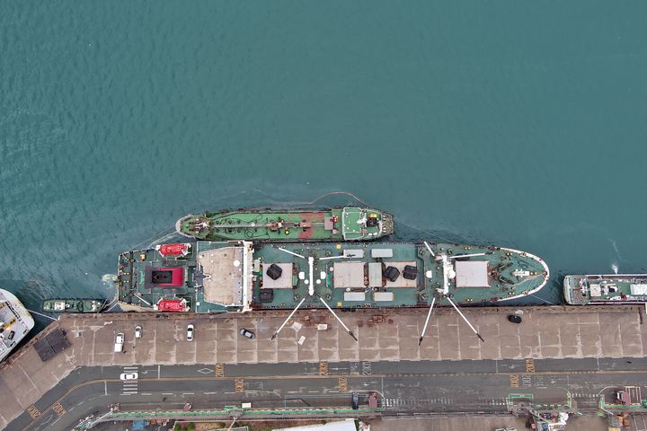 [부산=뉴시스] 부산 감천항 3부두에 정박 중인 러시아 선박서 기름이 유출돼 부산해경이 방제작업을 벌이고 있다. (사진=부산해경 제공) 2026.03.06. photo@newsis.com&nbsp; *재판매 및 DB 금지