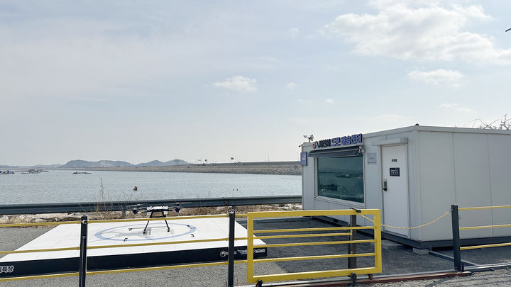 [서산=뉴시스] 서산 삼길포 좌대 낚시터 드론 배송 거점 모습. (사진=서산시 제공) 2026.03.06. photo@newsis.com *재판매 및 DB 금지