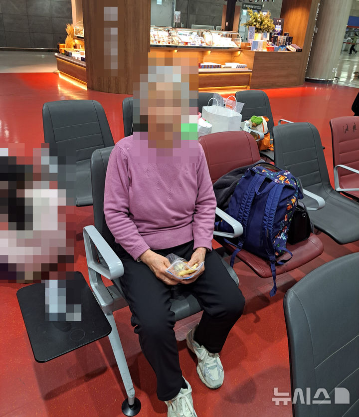 [제주=뉴시스] 지난 3일 오후 연락 두절 신고가 접수된 70대 중국인이 제주경찰청 공항경찰대에 의해 발견됐다. (사진=제주경찰청 제공) 2026.03.06. photo@newsis.com