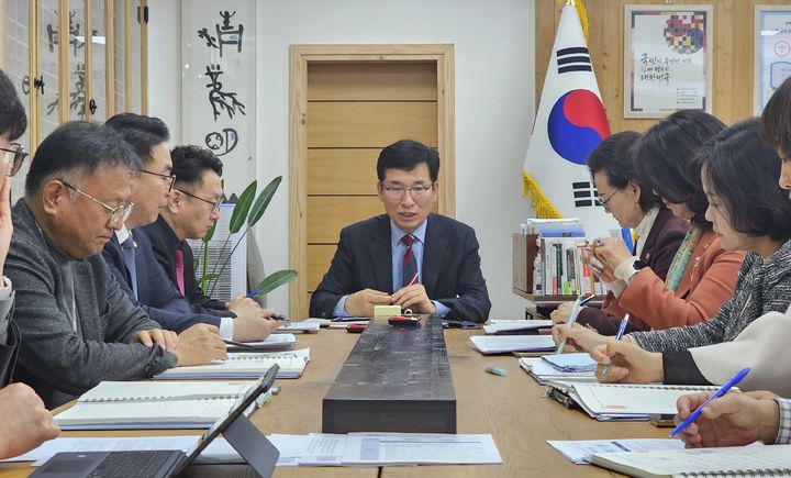 윤건영 충북도교육감(가운데)이 6일 집무실에서 기획회의를 주재하고 있다.(사진=충북교육청 제공).2026.03.06.photo@newsis.com *재판매 및 DB 금지