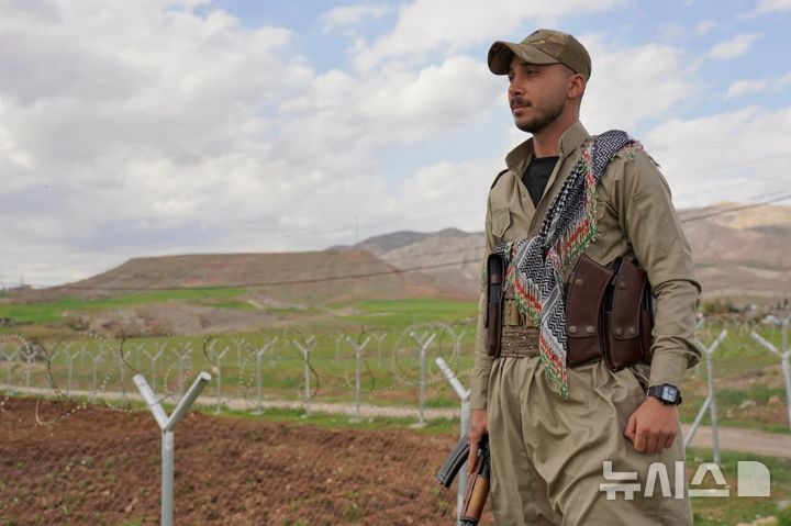 [이르빌(이라크)=AP/뉴시스]이란쿠르디스탄민주당(PDKI) 구성원이 지난달 27일(현지 시간) 이라크 이르빌 코야 지구 검문소에서 경계 근무를 하는 모습. 2026.03.06.