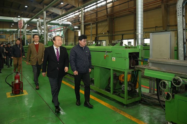 [부산=뉴시스] 부산상공회의소 양재생 회장이 6일 자동차 고무부품 제조업체인 유일고무를 방문해 제조 현장을 둘러보고 기업 애로사항을 청취하는 현장 간담회를 개최했다. (사진=부산상공회의소 제공) 2026.03.06. photo@newsis.com *재판매 및 DB 금지