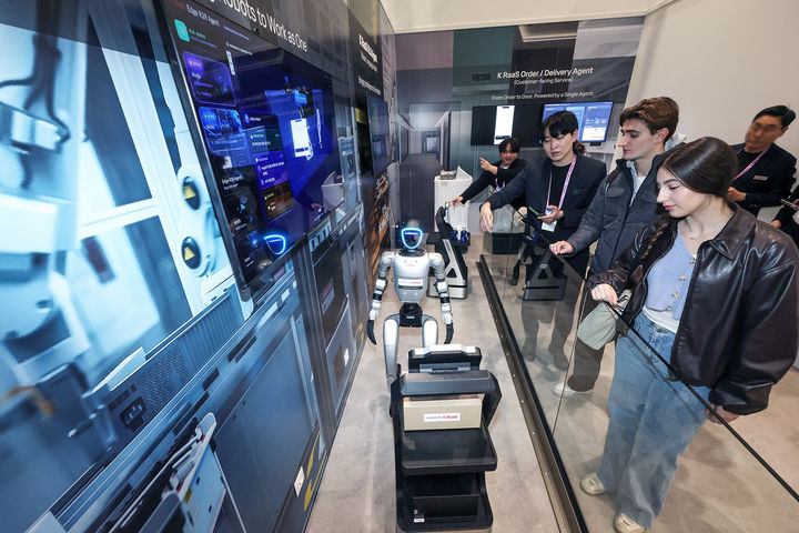 [바르셀로나(스페인)=뉴시스] KT가 MWC26에서 로봇·설비·IT 시스템을 하나의 지능형 생태계로 연결하는 피지컬 AI(Physical AI) 전략과 함께 로봇 플랫폼 ‘K RaaS(KT Robot as a Service)’를 공개했다. (사진=KT 제공) *재판매 및 DB 금지