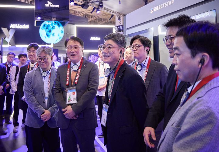 [바르셀로나(스페인)=뉴시스] 스페인 바르셀로나에서 개막한 MWC26에서 정재헌 SKT CEO가 SKT 부스를 둘러보는 모습. (사진=SKT 제공) *재판매 및 DB 금지