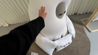 [서울=뉴시스] 권민지 기자 = 29CM '29 눕 하우스' 팝업 현장 1층 입구의 캐릭터를 만지며 침구 촉감을 알아볼 수 있다 2026.03.06. ming@newsis.com *재판매 및 DB 금지