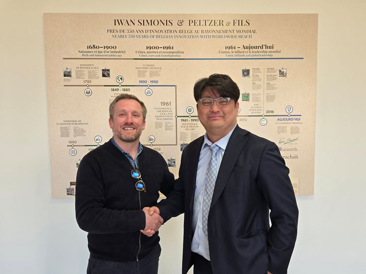 [서울=뉴시스] 시모니스 그룹 제롬 폰슬레(왼쪽) 세일즈 디렉터와 대한당구연맹 이현우 전무이사(사진=대한당구연맹 제공) *재판매 및 DB 금지