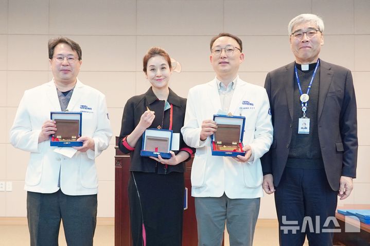 [인천=뉴시스] 김도연 심장혈관흉부외과 교수(왼쪽부터), 김혜성 피부과 교수, 서민석 가정의학과 교수가 '올해의 교수상' 수상 후 홍승모 몬시뇰 병원장과 기념 촬영하고 있다. (사진=인천성모병원 제공) 2026.03.06. photo@newsis.com