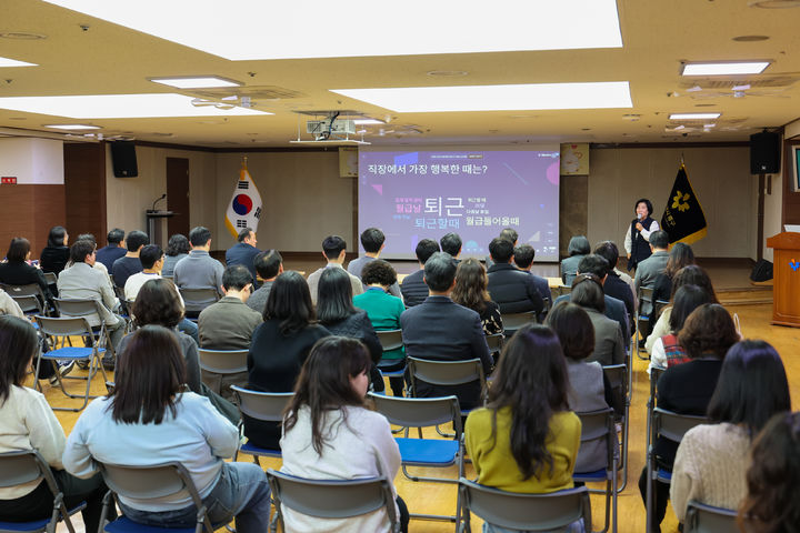 [대구=뉴시스] 대구 중구는 구청 대강당에서 '인공지능(AI) 참여형 적극행정'을 주제로 역량 강화 심화 교육을 진행했다. (사진=대구 중구 제공) 2026.03.06. photo@newsis.com *재판매 및 DB 금지