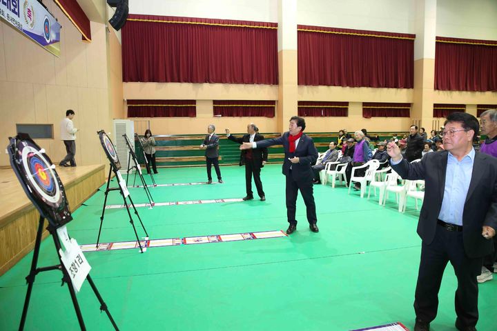 [횡성=뉴시스] 제3회 둔내면 어르신 한궁대회에서 김명수 군수와 관계자들이 표적을 향해 집중하고 있다. (사진=횡성군 제공) 2026.03.06. photo@newsis.com *재판매 및 DB 금지