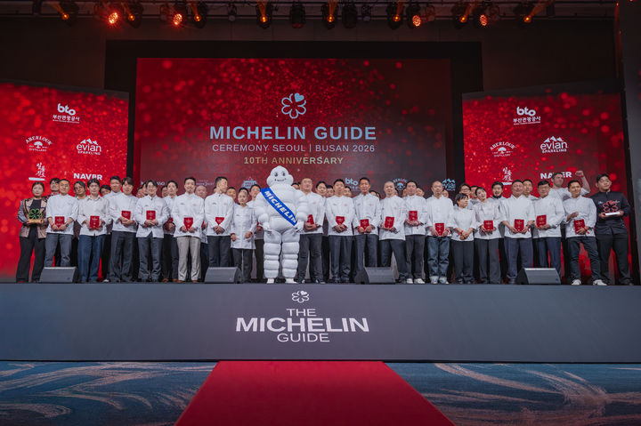 미쉐린 가이드 서울 & 부산 2026’ 스타 레스토랑 셰프들과 스페셜 어워드 수상자들. (사진=미쉐린 가이드) *재판매 및 DB 금지