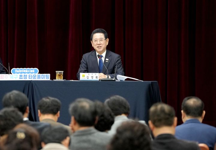 [광주=뉴시스] 김영록 전남지사가 6일 광주 북구에서 열린 타운홀미팅에 참석, 주민들에게 통합특별시에 대해 설명하고 있다. (사진 = 전남도 제공). 2026.03.06. photo@newsis.com *재판매 및 DB 금지