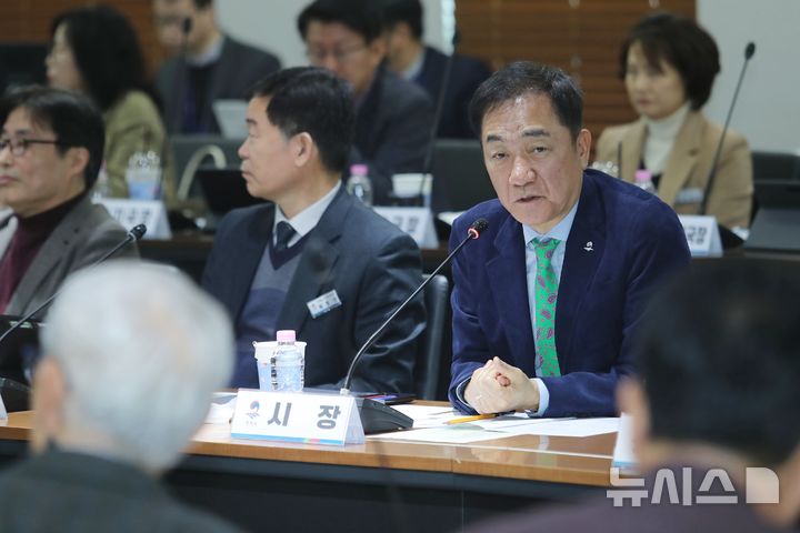 [평택=뉴시스] 정장선 시장이 미국-이란사태 대비 비상경영대책 회의를 주재하고 있는 모습 (사진=평택시 제공) 2026.03.06.photo@newsis.com 