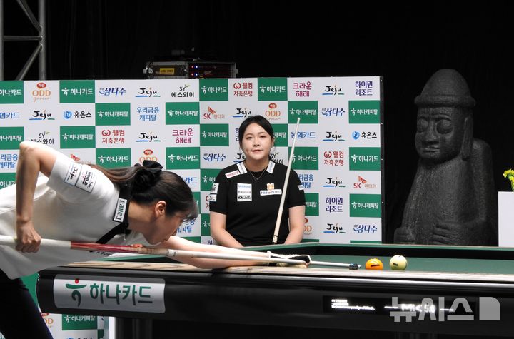 [제주=뉴시스] 김수환 기자 = 6일 오후 '하나카드·하나캐피탈·제주도 PBA-LPBA 월드챔피언십 2026' 32강 경기에서 김민아가 사카이 아야코의 샷을 지켜보고 있다. 2026.03.06. notedsh@newsis.com