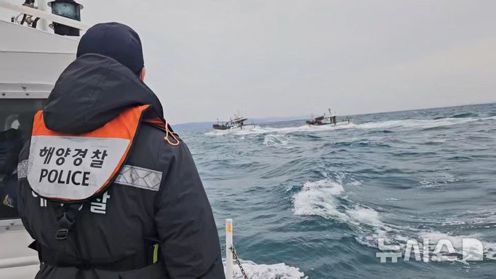 [포항=뉴시스] 6일 오전 8시40분께 경북 포항시 북구 칠포항 동쪽 13.5㎞ 해상에서 4t급 어선 A(승선원 2명)호가 침수돼 해경에 구조됐다. (사진=포항해양경찰서 제공) 2026.03.06. photo@newsis.com