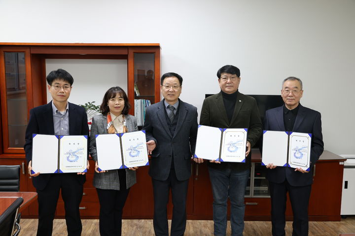 [인천=뉴시스] 지난 5일 인천환경공단 본부에서 김성훈(가운데) 이사장과 신규 위촉된 시민감사관들이 위촉식을 마치고 기념 촬영을 하고 있다. (사진=인천환경공단 제공) 2026.03.06. photo@newsis.com *재판매 및 DB 금지