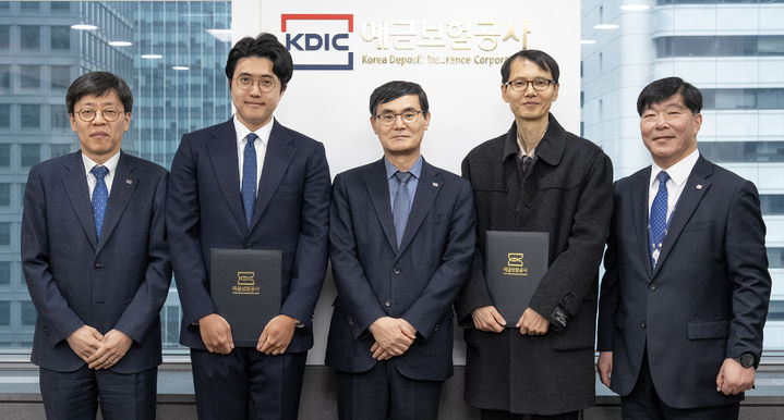 예금보험공사가 6 권세훈 교수(상명대 경영학부)와 김상래 교수(경희대 경제학과)를 제3회 객원연구위원으로 위촉했다. (사진=예금보험공사 제공) *재판매 및 DB 금지