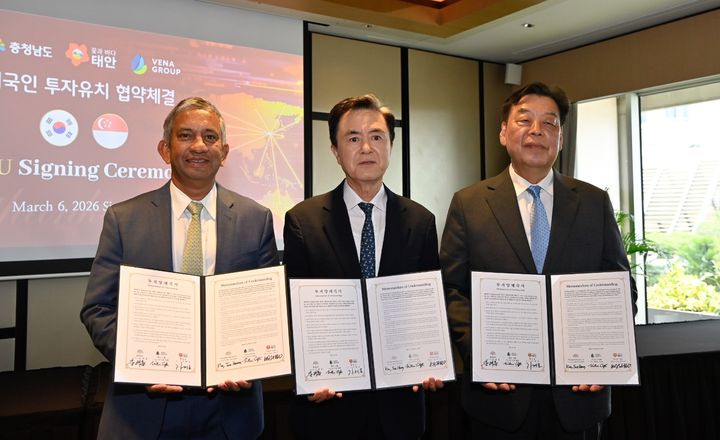[홍성=뉴시스] 6일 싱가포르 스위소텔 더 스탬포드 호텔에서 (왼쪽부터) 니틴 압테 뷔나그룹 대표, 김태흠 지사, 가세로 태안군수가 재생에너지 발전단지 조성 관련 투자 양해각서(MOU)를 체결한 뒤 기념 사진을 찍고 있다. (사진=충남도 제공) 2026.03.06. photo@newsis.com *재판매 및 DB 금지