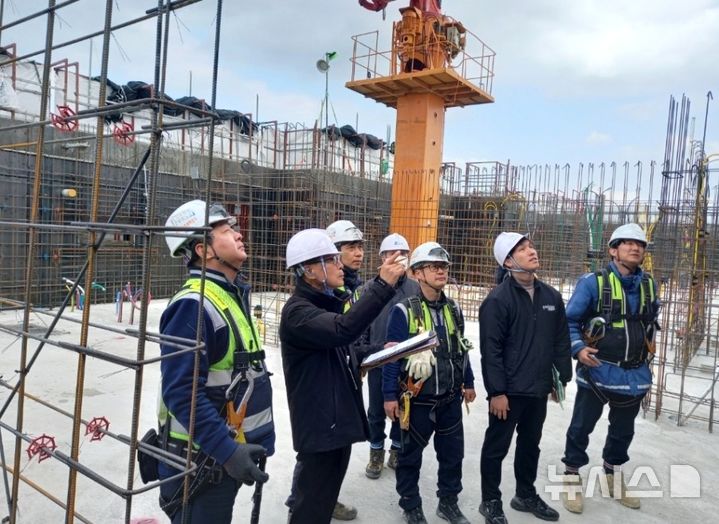 [포항=뉴시스] = 포항시는 해빙기를 맞아 지반 약화로 구조물 안전사고를 예방하기 위해 지역 건축 공사장을 대상으로 특별 안전 점검에 나섰다. (사진=포항시 제공) 2026.03.06. photo@newsis.com 