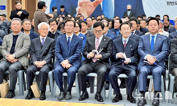 [부산=뉴시스] 원동화 기자 = 지난 2일 부산 동구 부산항국제전시컨벤션센터(BPEX)에서 열린 전재수 국회의원(왼쪽에서 세 번째) 출판기념회 모습. 김두관 전 의원(가장 오른쪽)의 모습도 보인다. 2026.03.02. dhwon@newsis.com