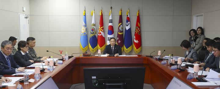 [서울=뉴시스] 국방부는 6일 오후 2시 이두희 차관 주관으로 국방데이터·인공지능위원회를 개최하고, 국방데이터 활용 및 AI 민·군 협력 생태계 조성을 위한 다양한 추진계획을 논의했다. (사진=국방부 제공) 2026.03.06. photo@newsis.com *재판매 및 DB 금지