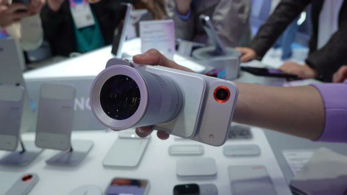 MWC26에서 공개된 테크노의 모듈형 콘셉트폰. 4.9㎜ 수준까지 극한으로 줄인 스마트폰 본체에 모듈러 마그네틱 상호연결 기술을 통해 다양한 모듈을 원하는대로 부착할 수 있게 했다. (사진=더숏컷 X 캡처) *재판매 및 DB 금지