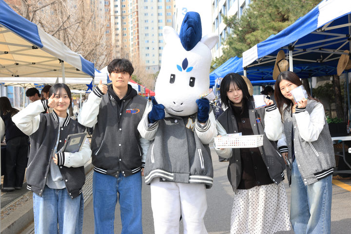 [서울=뉴시스] 명지대 인문캠퍼스에서 열린 '2026학년도 1학기 동아리 박람회'에서 재학생들이 학교 마스코트 인형과 사진 촬영을 하고 있다. (사진=명지대 제공) 2026.03.06. photo@newsis.com *재판매 및 DB 금지
