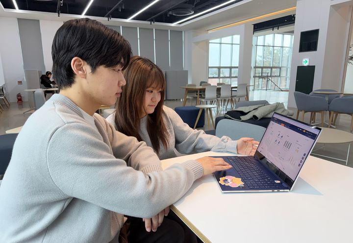 [천안=뉴시스] 인공지능 기반 학생 맞춤형 학습·성장지원 플랫폼 'K-LXP'를 사용하는 학생들. (사진=한국기술교육대학) 2026.03.06. photo@newsis.com. *재판매 및 DB 금지