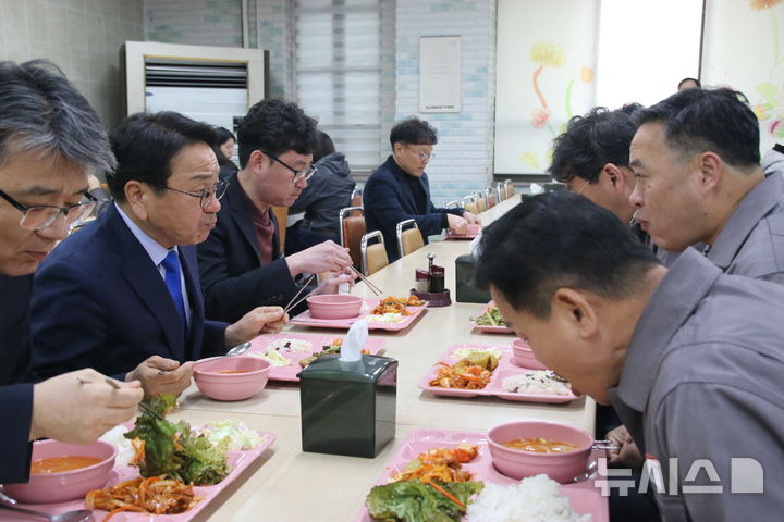 [광주=뉴시스]강기정 광주시장과 금호타이어 임직원들이 6일 금호타이어 곡성공장 식당에서 식사를 하고 있다.