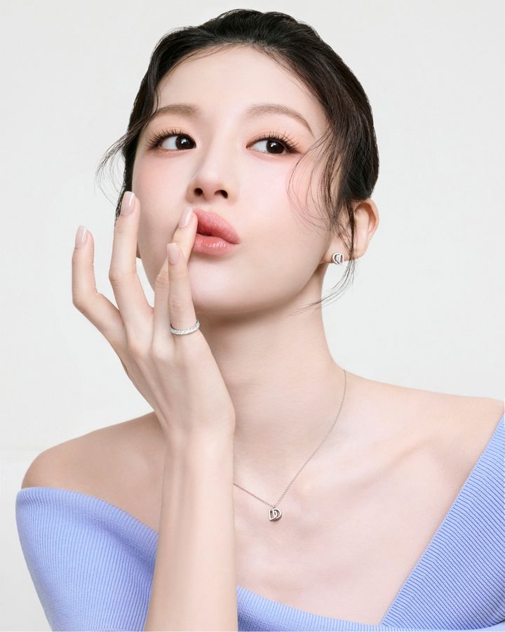 [서울=뉴시스] 디디에 두보가 모델 고윤정과 함께한 26SS시즌 광고 캠페인. (사진=디디에 두보 제공) *재판매 및 DB 금지