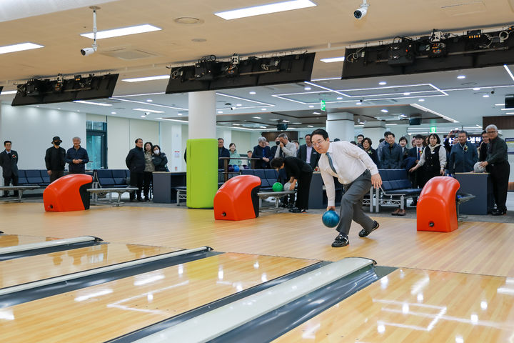 [옥천=뉴시스] 충북 옥천군이 6일 옥천읍 중앙로에서 복합스포츠시설 옥천다목적체육센터를 개관했다. 다목적체육센터는 지하 1층, 지상 3층, 연면적 5264㎡ 규모로 조성했다. 1층에 들어선 12레인 규모 볼링장에서 황규철 옥천군수가 시구하고 있다. (사진=옥천군 제공) 2026.03.06. photo@newsis.com *재판매 및 DB 금지