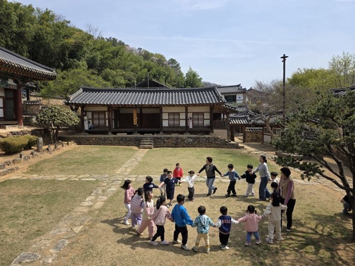 [밀양=뉴시스] 작은도서관 견학 프로그램에 참여한 아동들이 야외 놀이 활동을 하고 있다. (사진= 밀양시 제공) 2026.03.06. photo@newsis.com *재판매 및 DB 금지
