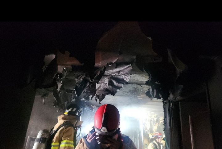 [서울=뉴시스] 6일 오전 7시47분께 서울 서대문구 홍제동 지상 15층·지하 2층 규모 아파트 13층에서 불이 났다. (사진=서대문소방서 제공) 2026.03.06 *재판매 및 DB 금지