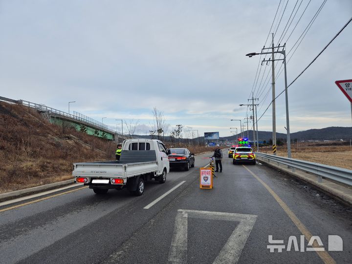 [포항=뉴시스] 안병철 기자 = 6일 오전 경북 포항북부경찰서가 어린이 보호구역 내에서 숙취 운전 집중단속을 실시하고 있다.(사진=포항북부경찰서 제공) 2026.03.06. photo@newsis.com