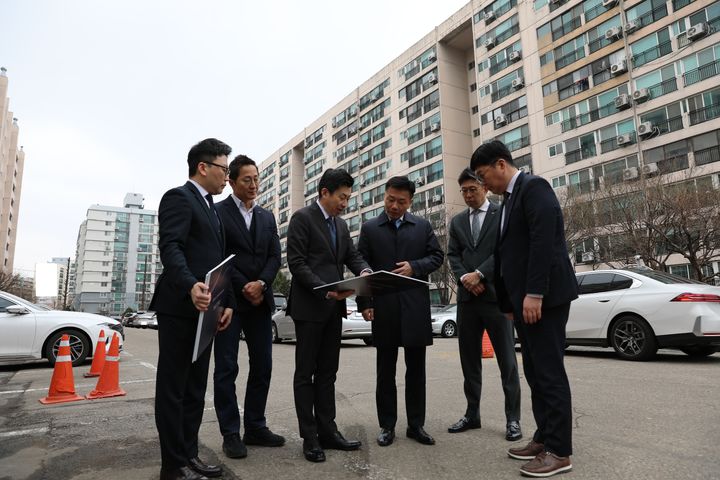 [서울=뉴시스] 송치영 포스코이앤씨 사장이 6일 오후 서울 서초구 잠원동 신반포 19·25차 재건축 사업지를 둘러보고 있다. (사진=포스코이앤씨 제공 제공) 2026.03.06. photo@newsis.com *재판매 및 DB 금지