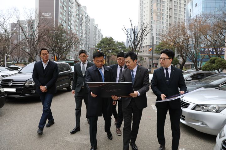 [서울=뉴시스] 송치영 포스코이앤씨 사장이 6일 오후 서울 서초구 잠원동 신반포 19·25차 재건축 사업지를 둘러보고 있다. (사진=포스코이앤씨 제공 제공) 2026.03.06. photo@newsis.com *재판매 및 DB 금지