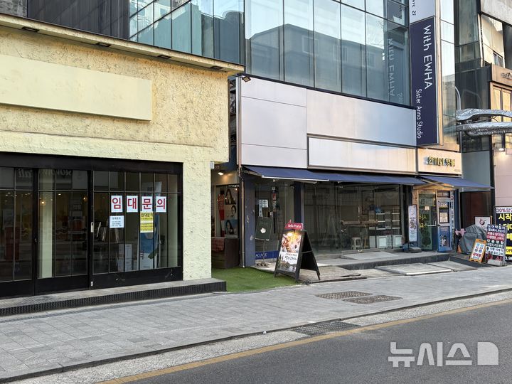 [서울=뉴시스]신유림 기자=개강 후 나흘이 지난 6일 오후 서울 서대문구 신촌과 이대 사이 골목에 공실 상가가 이어져 있다. 개강 시즌에도 한산한 대학가 거리 모습. 2026.03.06. spicy@newsis.com